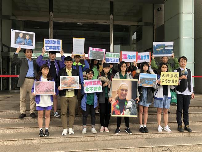 跨校高校生環保社團「珍覺醒」中6校、共13生，16日聚集市府前廣場宣示護藻礁決心。(蔡依珍攝)