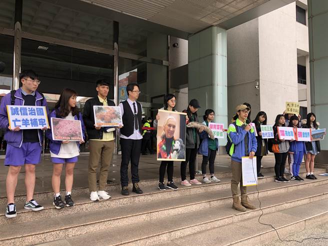 環保社團「珍覺醒」內6校、共13生身著制服到市府前，輪番發表對藻礁保育的看法。(蔡依珍攝)