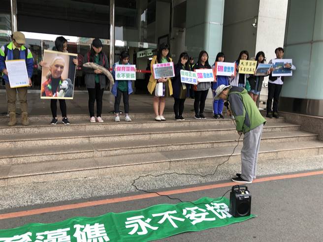 搶救大潭藻礁行動聯盟召集人潘忠政感嘆大人對不起學生，對於高校生挺身而出發聲，一鞠躬致上敬意。(蔡依珍攝)