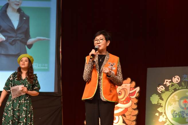旺旺文教基金會執行長胡雪珠（右）在「向新竹縣志工致敬演唱會」，鼓勵大眾一起擔任志工，使社會更加和諧安定。（莊旻靜攝）