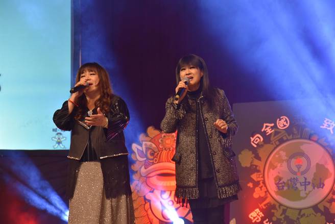 南方二重唱在「向新竹縣志工致敬演唱會」，演唱多首膾炙人口的老歌。（莊旻靜攝）