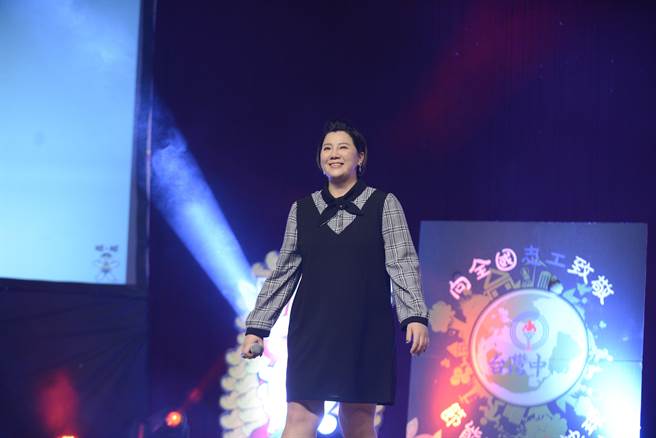 知名歌手郭婷筠16日出席「向新竹縣志工致敬演唱會」，演唱多首經典老歌。（莊旻靜攝）