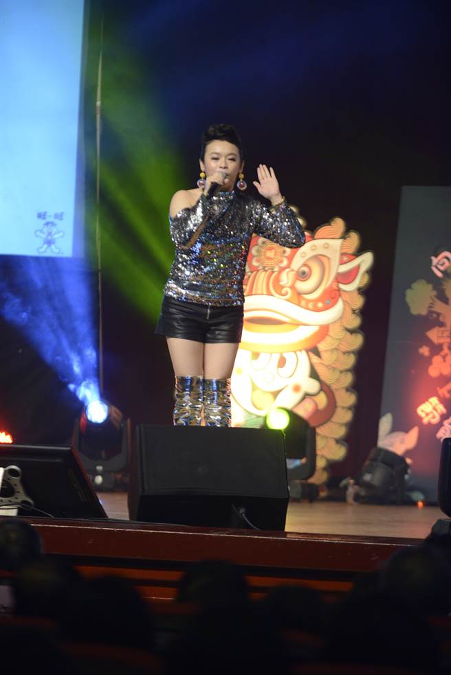 知名歌手徐紫淇16日出席「向新竹縣志工致敬演唱會」，演唱多首膾炙人口的歌曲。（莊旻靜攝）