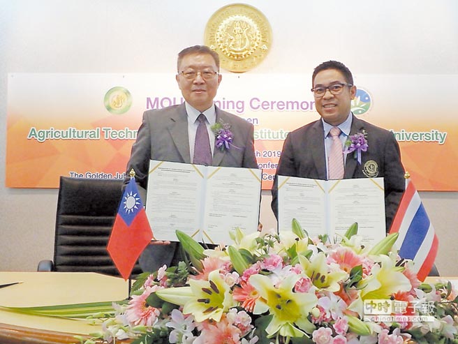 臺灣農科院院長陳建斌（左）與泰國國立農業大學副校長Kampanart（右）簽訂農業科技產業育成合作備忘錄（MOU）。圖／業者提供