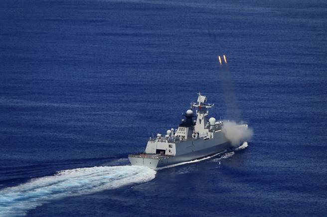 近年饮中共海军经常派遣导弹护卫舰在西太平洋进行远海训练，其中在东海的活动更现穿越宫古海峡为家常便饭。图为中共常州舰在穿越宫古海峡的训练中发射火炮与火箭弹等武器。（图／新华社）
