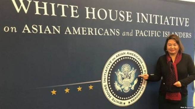 來自中國大陸的移民楊蒞在美國經營色情按摩業，公開販售她與川普政府及共和黨官員的關係。圖為她參加白宮的活動。（圖／楊蒞臉書）