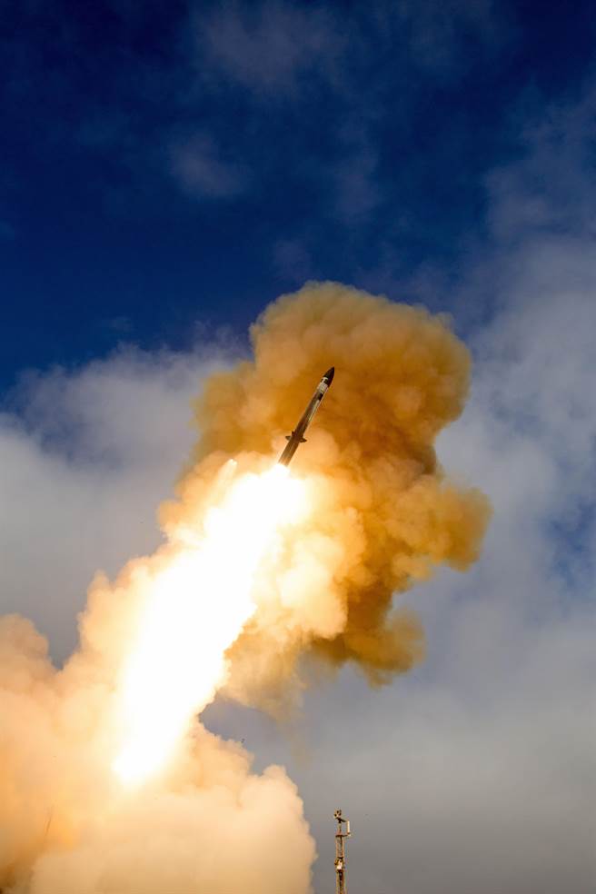 以海基神盾发射SM-3 IIA来拦截弹道导弹最大的优势在于神盾舰是可移动的，可以最早时间发现敌方导弹发射。（图／美国海军）