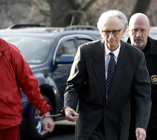 美国宾州儿科医生巴特行医数十年来性侵、性骚数十名幼童病患，如今被判至少79年刑期，恐在监牢里度过余生。（图／美联社）