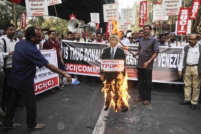 雖然印太戰略上美國需要印度合作以制約中國大陸，但從川普上任以來，美印兩國關係卻愈來愈糟。圖為印度抗議民眾焚燒川普芻像。（圖／美聯社）