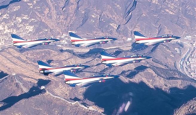 解放军空军八一飞行表演队6架歼-10战机2018年12月6日飞越长城的画面。（新华社）