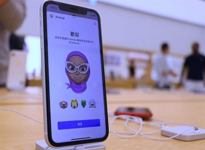 官網 AirPods 介紹頁面，明確「暗示」iOS 12.2 正式版即將報到。（圖／黃慧雯攝）
