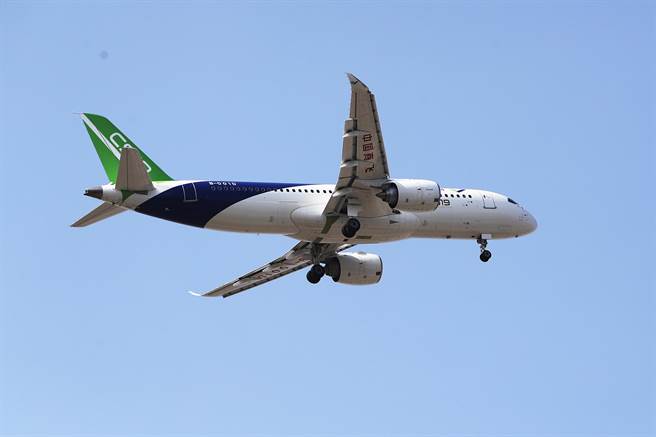中國商飛公司生產的C919客機，目前已有大陸內部300架的訂單，但尚未全速量產。圖為第3架C919首飛。（圖／中新社）