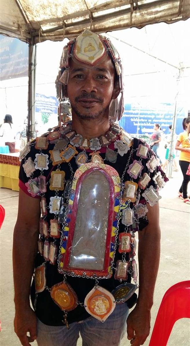 Snom從全國各地的寺廟，蒐集了超過數百佛牌，並將這些大大小小的佛牌串起，做成背心等每天穿戴，但意外發生當天他並沒有穿著這些。(翻攝自臉書พระครูวิบูลย์สังฆกิจ วัดเกษไชโย)
