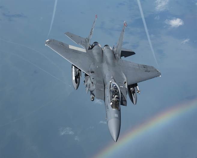 美国空军今年度最受注意的不是还有一大堆问题的F-35，而是重启生产线的F-15X。它将在F-35还未解决问题之前做为替代战机。（图／美国空军）