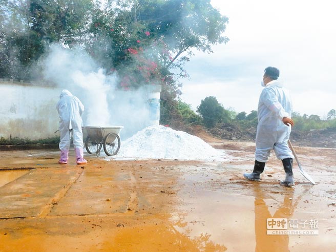 工作人員在廣西一處疫區內進行消毒作業。（中新社資料照片）