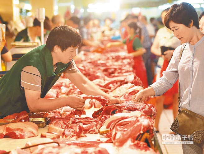 市民在江蘇無錫一家農貿市場購買豬肉。（新華社資料照片）