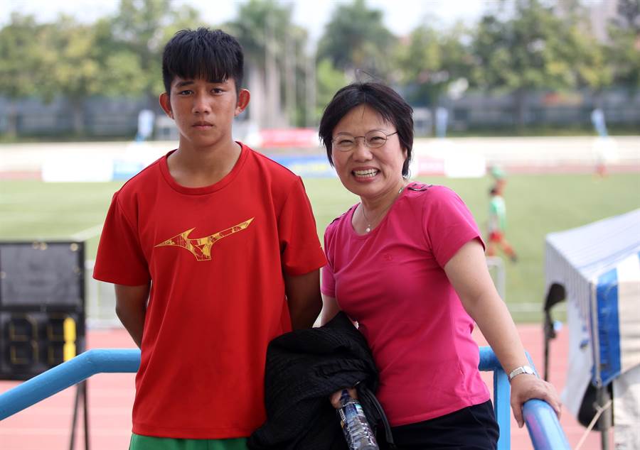 立委劉世芳（右）到高中足球聯賽替就讀路竹高中的兒子劉尚加油。（李弘斌攝）