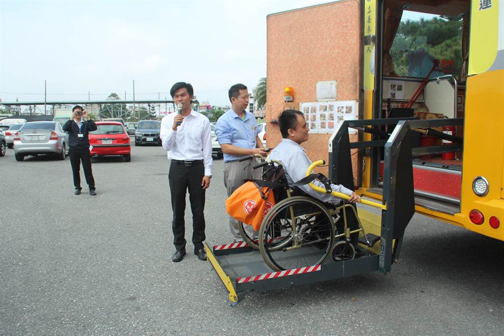 中型小巴為升降式車輛，可容納2名輪椅族的空間，由合格受訓過的司機協助民眾上車。（張祈攝）