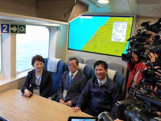 （由左至右）台中市長盧秀燕、百麗航運董事長藍俊昇、交通部長林佳龍，試乘雲豹輪。