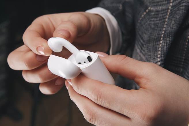 根据苹果官方回应，2016年底上市的第一代 AirPods 将会在新一代产品上架开卖后，下架停卖。但消费者可放心的是，相关售后服务会维持不便。换言之，如果往后不小心掉了一支第一代AirPods，仍可循官方管道购买。(达志影像／shutterstock提供)
