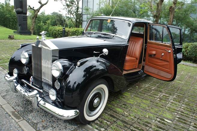 直播拍賣天王連千毅拍賣過英國女皇-伊麗莎白二世的本尊座車。（柯宗緯翻攝）