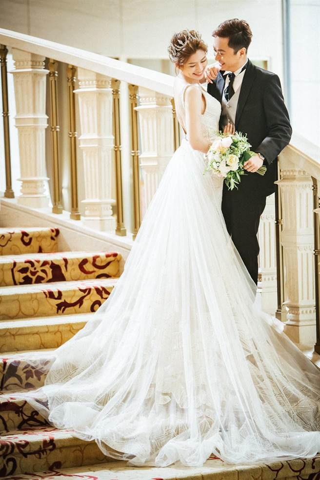 葉映彤與老公拍攝歐式浪漫風格婚紗照。（LinLi Boutique提供）