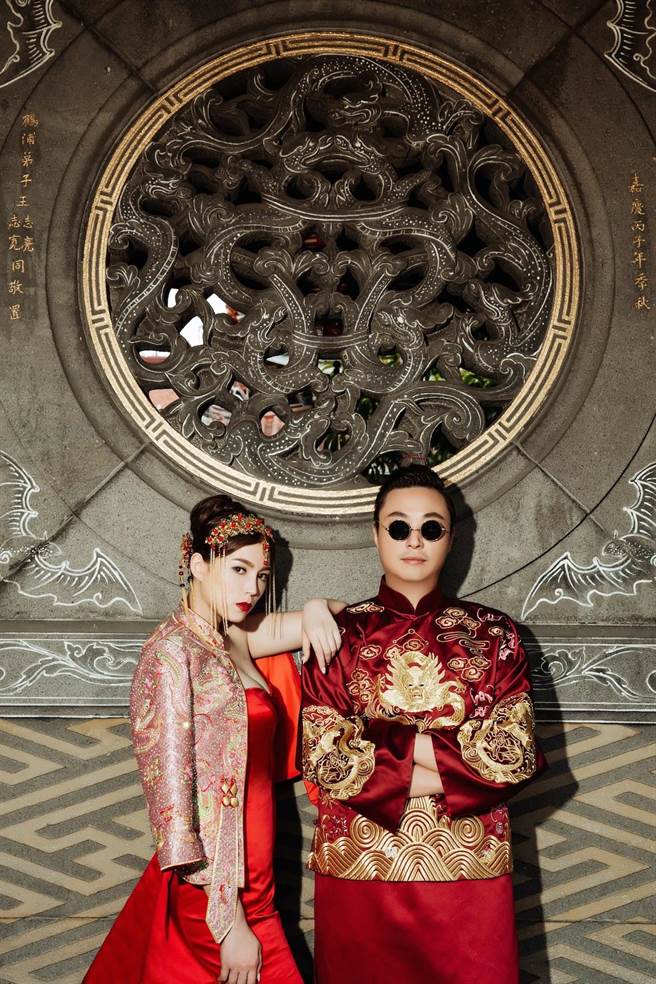 葉映彤與老公拍攝懷舊東方風格婚紗照。（LinLi Boutique提供）