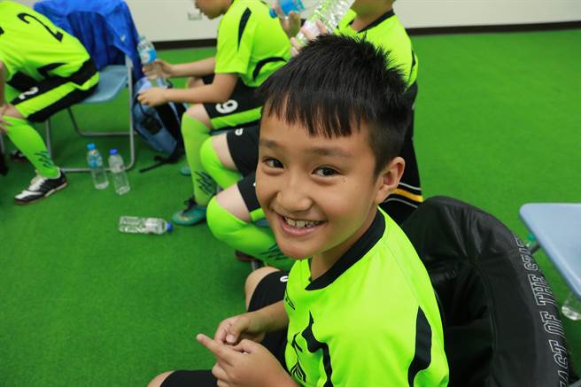 宜蘭縣大同國小小球員受邀擔任中華男足vs.索羅門群島的入場球僮。（中華足協提供）