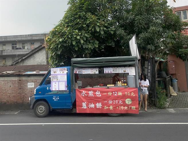 南投一位经营餐车的业者，为了鼓励学生读书，不让孩子因低分而受挫，推出「考零分换葱油饼」活动。（资料照／沈挥胜摄）