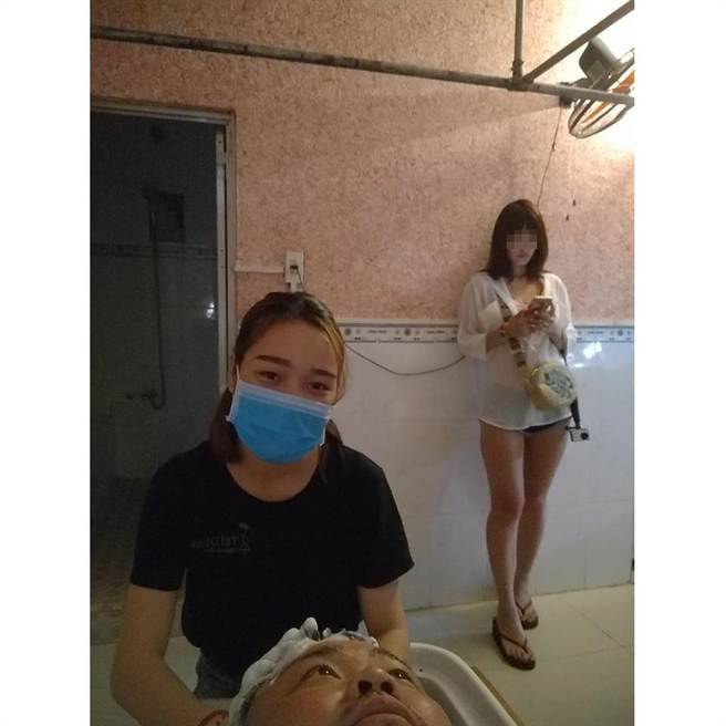 老司机激推越南洗头！洗一半 水某现身GG了（图／翻摄自脸书《爆废公社》）