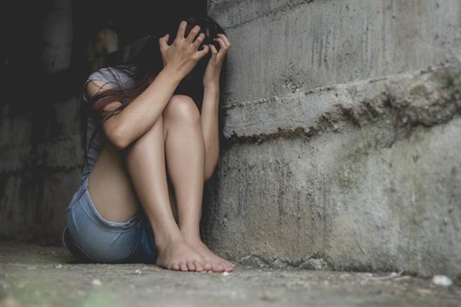 新加坡一對變態夫婦涉嫌在2012年虐待緬甸籍幫傭長達1年，期間逼對方吃掉自己的嘔吐物，更威脅不准將虐待行為公諸於世，否則要殺掉幫傭全家。