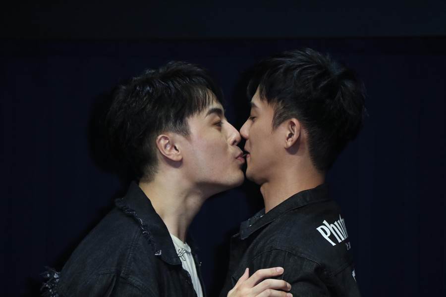 Wish朱宇謀（左）與李唯楓（右）親密男男吻。（圖／單純夢想文創提供）