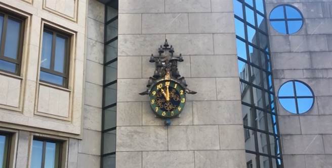 位于瑞银投资银行没有12点的钟(图片截自Youtube)