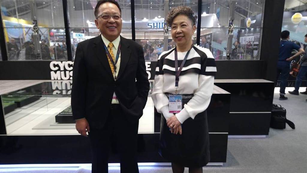 巨大集團董事長與執行長劉湧昌（左），看好2019年電動自行車的獲利表現。圖：曾麗芳