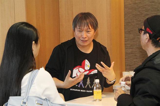 張哲生以《那些年我們一起聽的卡通歌》為主題，勾起大家共同的兒時記憶，座談結束後聽眾圍著張哲生暢聊經典卡通冷知識。