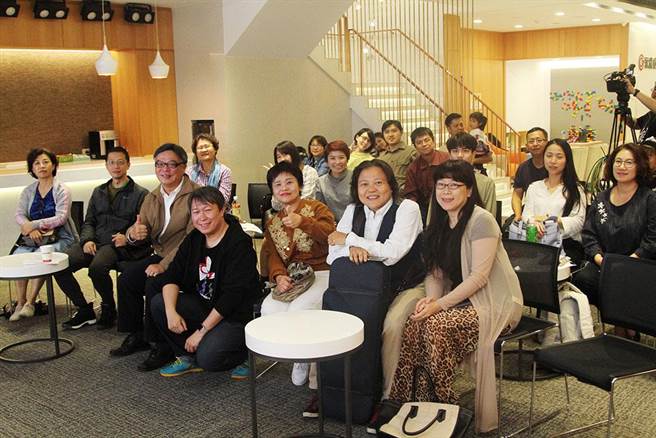 《永慶公益講座》結束，張哲生老師與聽眾一起開心合影。