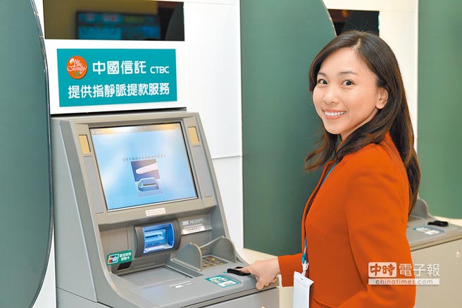 金管會宣布，下週一起利用ATM小額跨行轉帳，金額在1001元以下，手續費將享有優惠。（中信銀提供）