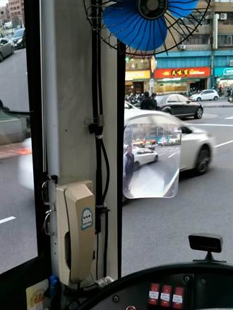 公車A柱盲區 桃市加裝凸透鏡改善