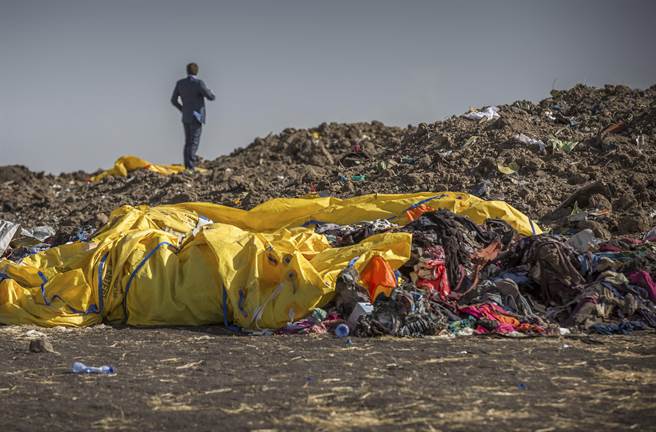 衣索比亞航空在阿迪斯阿貝巴（Addis Ababa）南部墜毀的空難現場，攝於3月12日。（美聯社）