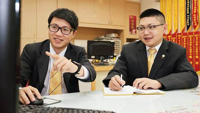 杨绍杰(右)在永庆房屋门市实习，有学长带着开发客户，从「做中学」提升业务经验值。(永庆房屋提供)