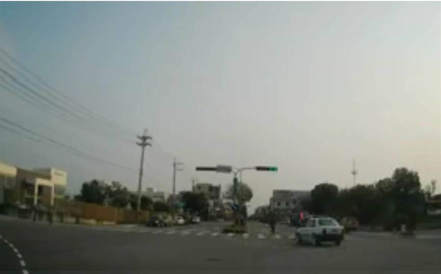陳男因未遵守交通號誌，在紅燈下穿越人行道被撞。（翻攝爆料公社）