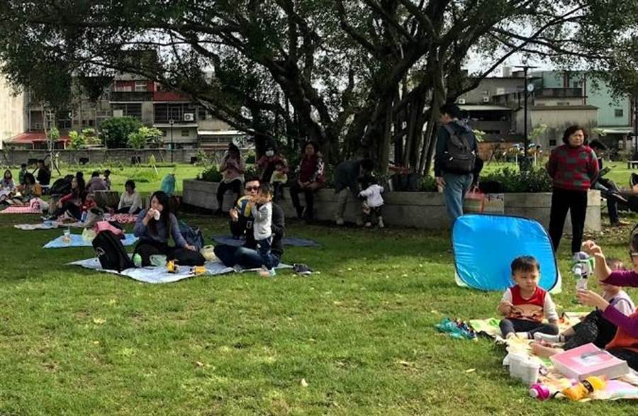 新竹縣托育資源中心兒童玩樂趣暨親子野餐活動30日舉辦，吸引不少家長、孩童到場野餐。（莊旻靜攝）