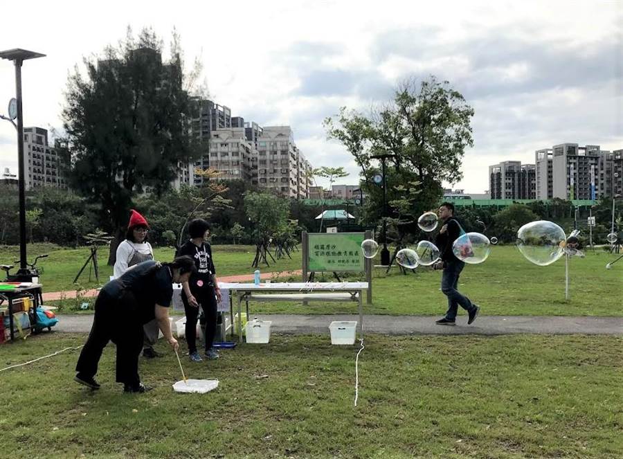 新竹縣托育資源中心兒童玩樂趣暨親子野餐活動30日舉辦，泡泡秀讓孩童看得目不轉睛。（莊旻靜攝）
