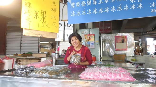 位在永靖鄉第一市場排水溝旁的謝金城米粿店，冬日賣粿、夏日賣冰，目前由第二代63歲謝麗枝接手經營。（謝瓊雲攝）