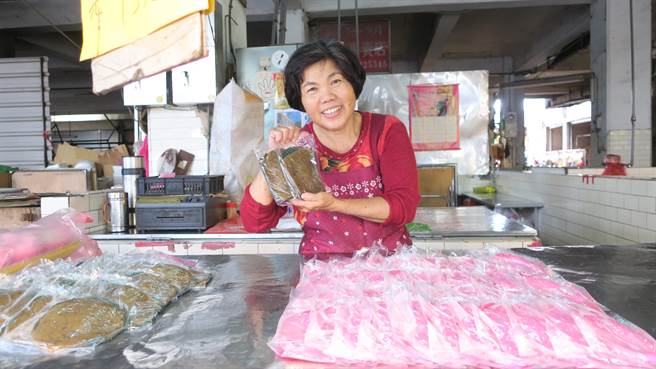 63歲的謝麗枝從小在娘家粿店長大，婚後在永靖鄉第一市場裡賣粿，從少女賣到當阿嬤，許多學子、老農，都吃她家製作的冰品和米粿。（謝瓊雲攝）