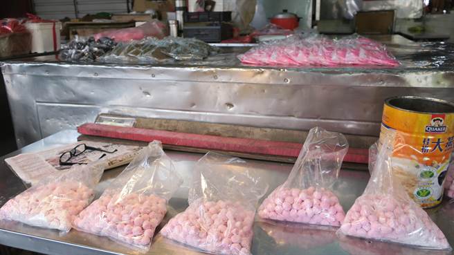 謝金城米粿店從1956年開業至今，夏日賣古早味剉冰、冬日賣粿，只有發粿、生湯圓和紅龜粿、草仔粿幾種簡單品項。（謝瓊雲攝）