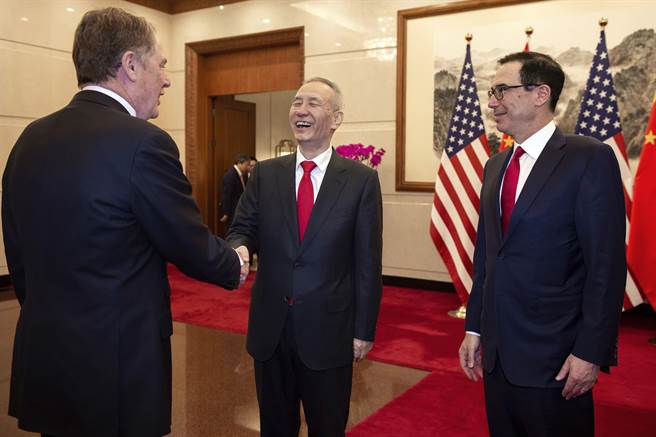 中国大陆贸易谈判代表刘鹤(中)与美国贸易谈判代表莱特希泽(左)及美国财政部长努钦（右）在北京钓鱼台国宾馆。（图／美联社）
