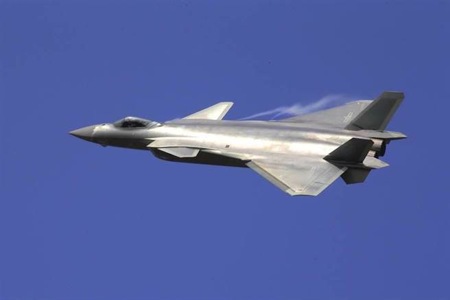 歼-20是中国大陆最先进战机，也让中共空军面对日韩新部署的F-35有充足信心。（图／美联社）