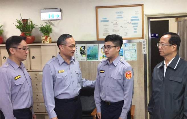 警政署長陳家欽（左2）今天至三張犁派出所，力挺嚴正執法的基層員警。（胡欣男翻攝）