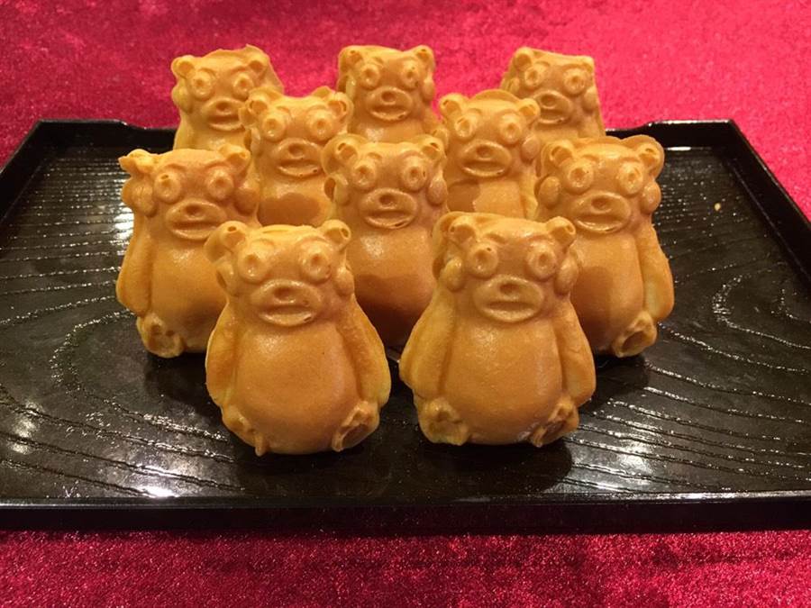 SOGO忠孝館北海道美食展初登場，熊本熊燒熊本熊燒，8個150元、16個290元、24個420元。（SOGO提供）